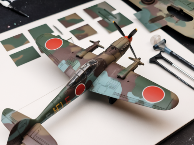Obtenir un camouflage tricolore nippon net au 1/35 sans pochoirs complexes : méthode stencils maison et passes d'aérographe