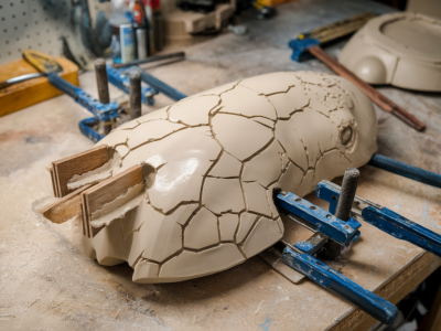 Comment fixer et renforcer une grande pièce en résine fissurée pour éviter la déformation lors de la peinture