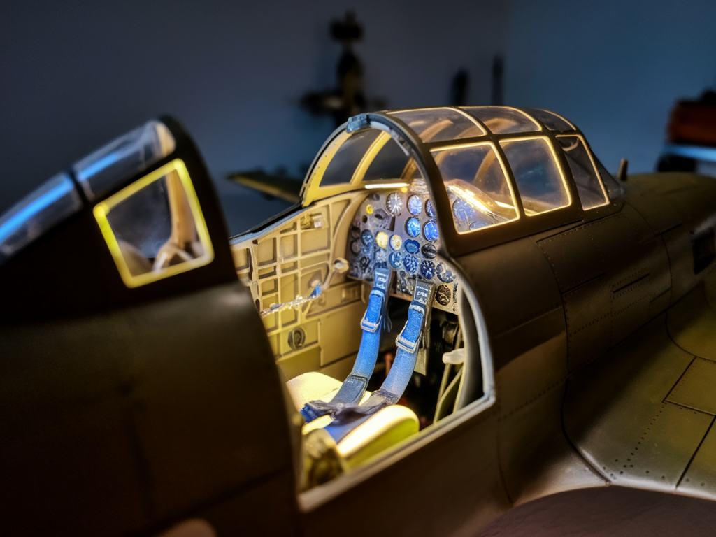 Comment installer des leds discrètes dans un cockpit de maquette 1/48 sans percer la gravure